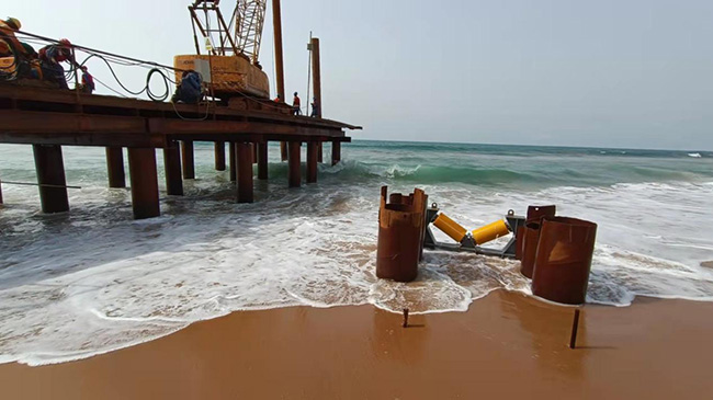 尼日爾-貝寧原油外輸管線項目海上終端工程-近岸段海底管線均（jun1）已順利拖拉就位