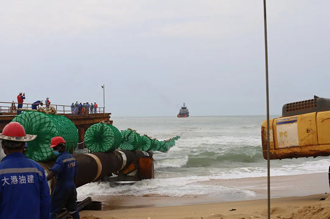 尼日爾-貝寧原（yuán）油外輸管線項目海上（shàng）終端工程-近岸段海底管線均已順利拖拉就位