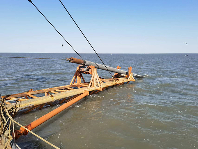 冀東南堡1-29儲(chǔ)氣庫先導試驗地麵工程注采(cǎi)集輸管道項目鋪管船施工項目進展順利 冀東南堡1-29儲氣庫先導試驗地麵工程(chéng)注采集輸管道項目鋪管船施工項目進展順利